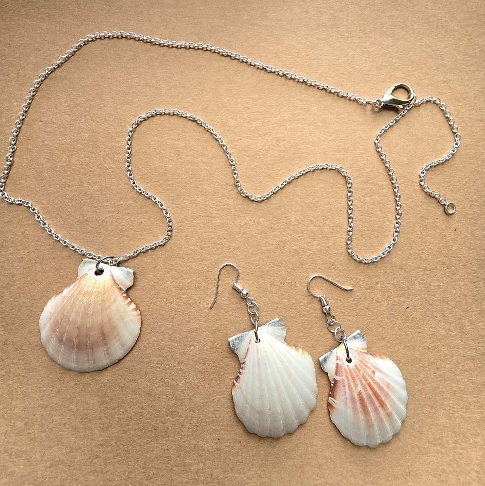 Elegant Shell Pendant Necklace and Earring Set